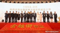 小狗正在草坪